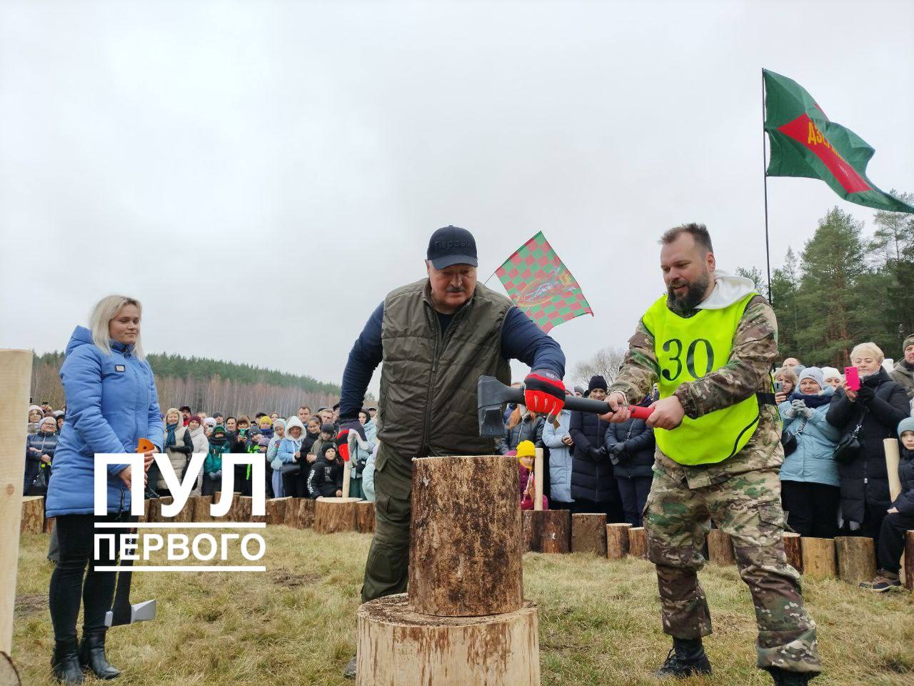 Лукашенко во время мастер-класса по колке дров презентовал белорусский топор