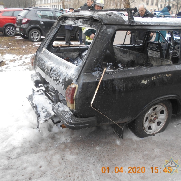 В Новополоцке на стоянке возле дома одновременно горели три автомобиля
