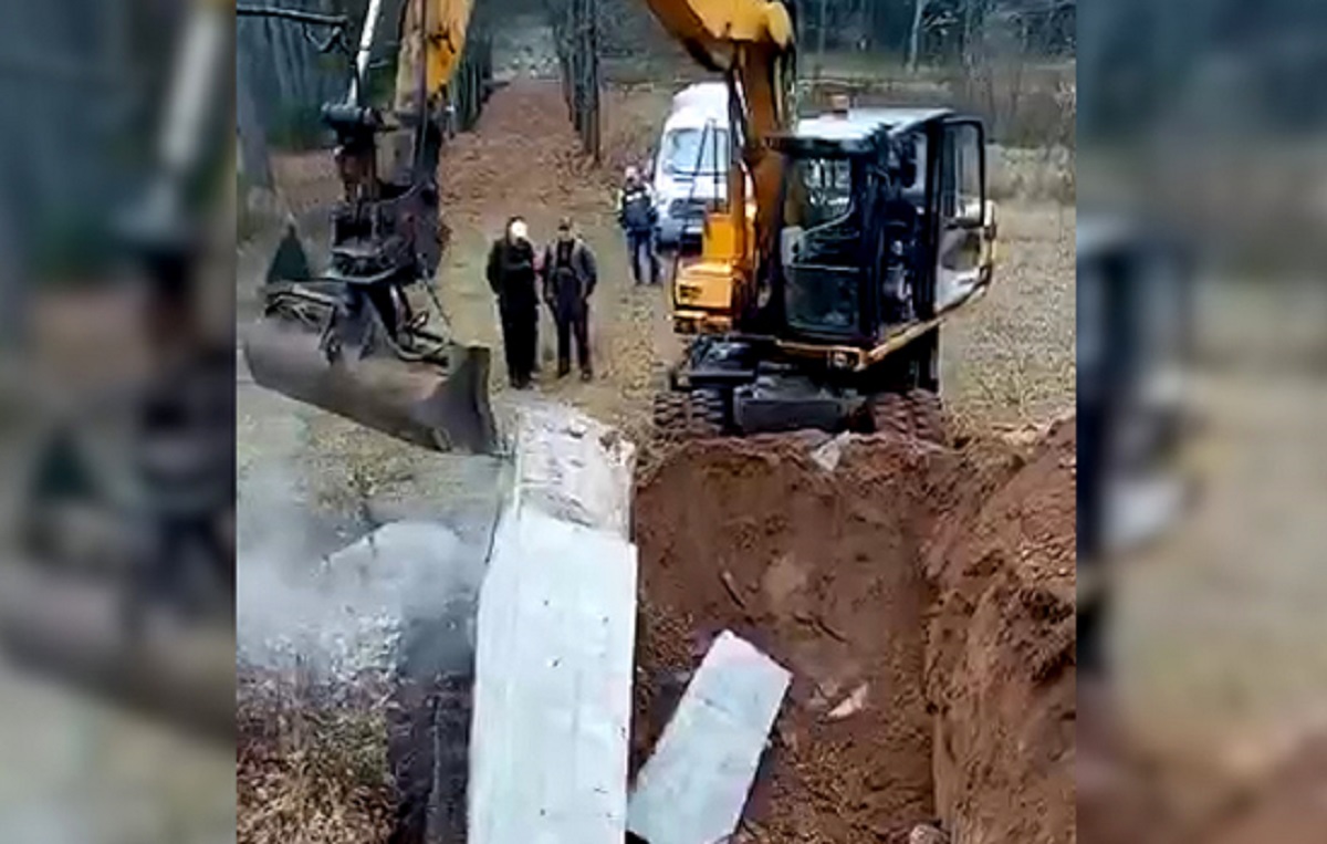 Не понять и не простить: в Латвии разрушили свою часть Кургана Дружбы