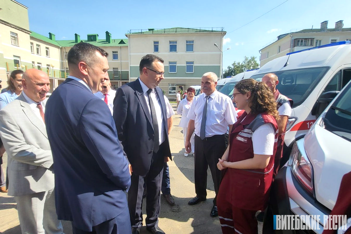 Оршанскому межрайонному центру скорой медицинской помощи передали 8  специализированных автомобилей