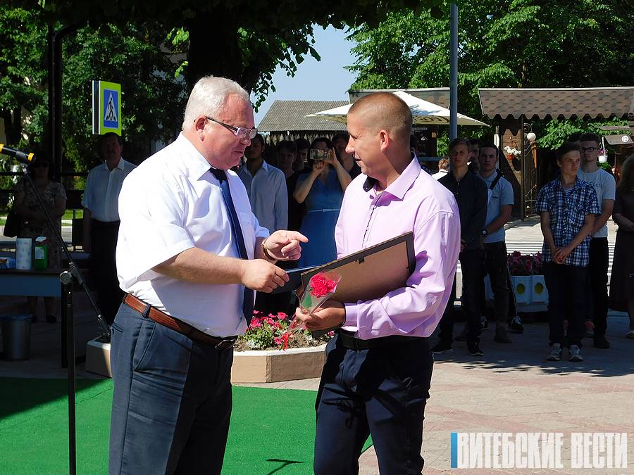 Владимир Терентьев поздравил выпускников Видзовского колледжа с окончанием учебы