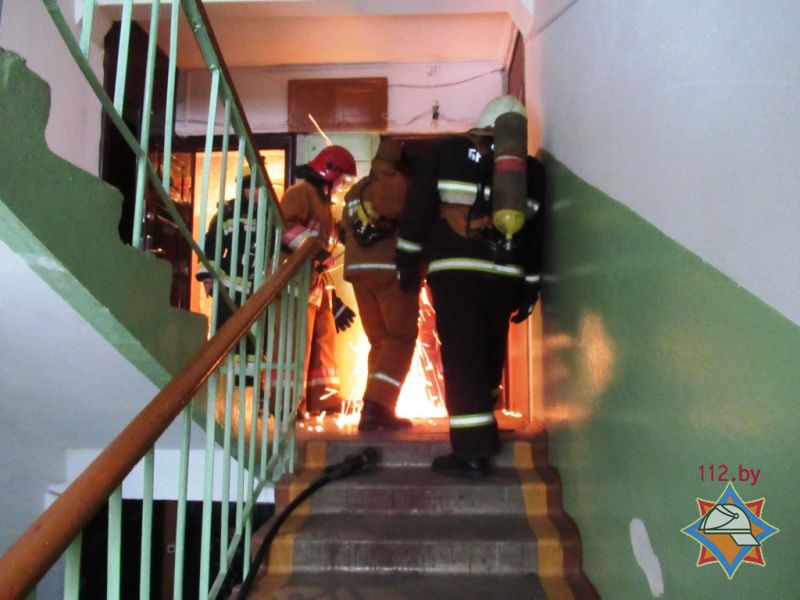При пожаре в многоэтажке в Новополоцке спасены двое взрослых и трехмесячный ребенок 