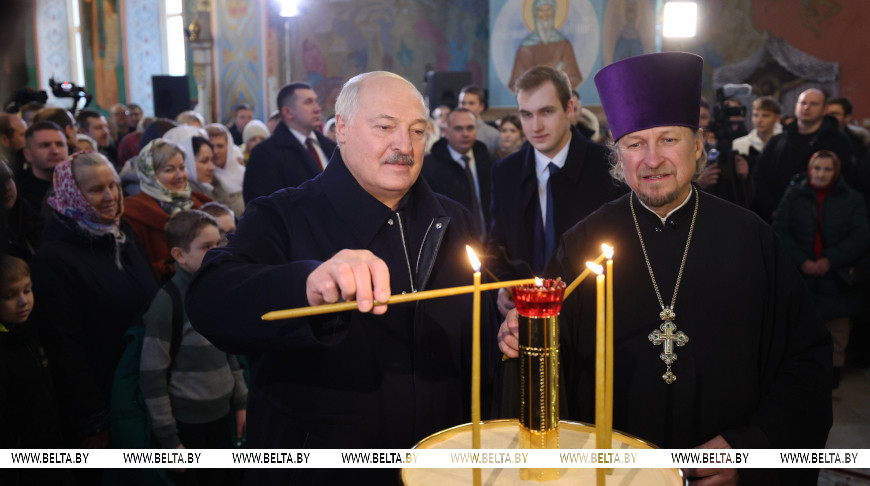 Александр Лукашенко зажег рождественскую свечу в храме Логойска