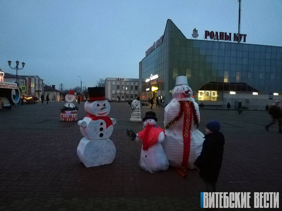 Десятки забавных снеговиков поселились на площади в Глубоком
