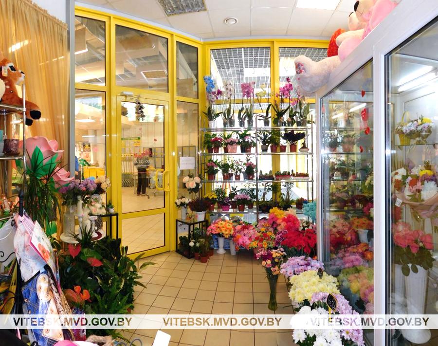 В Новополоцке пьяный мужчина, угрожая ножницами, украл 1 рубль