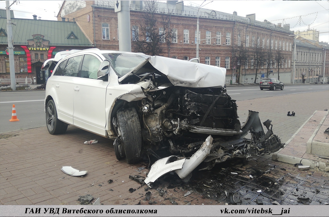 В центре Витебска внедорожник въехал в бетонное ограждение