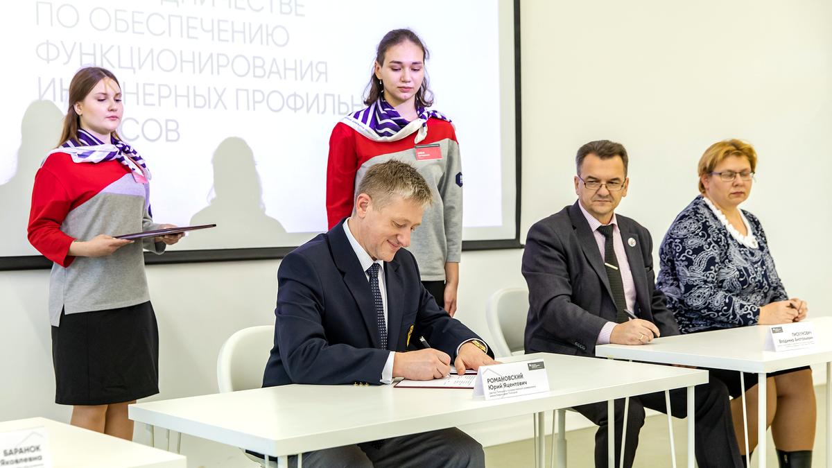 Полоцкий университет подписал договоры о сотрудничестве со школами по обеспечению функционирования инженерных классов