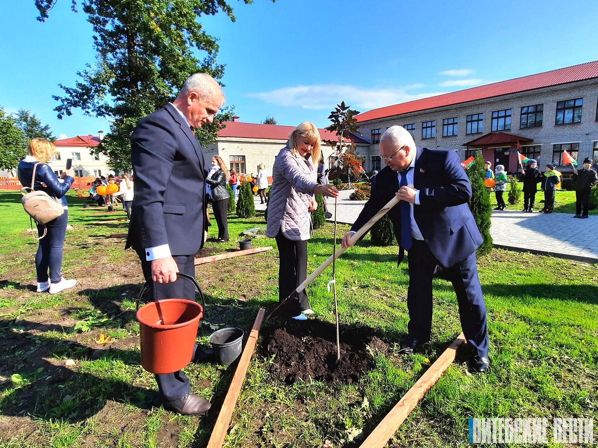 В Лепельском районе заложили Аллею единства, открыли мастерские в ТЦСОН и модернизированную школу в Боровке