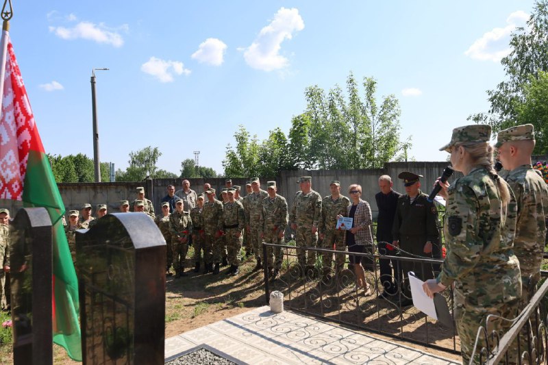 В Витебске возле могилы почетного солдата в/ч 5524 подполковника Василия Хазова состоялся митинг-реквием