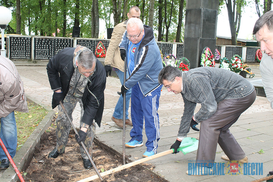 Глава облсовета депутатов Владимир Терентьев принял участие в субботнике в Россонах  