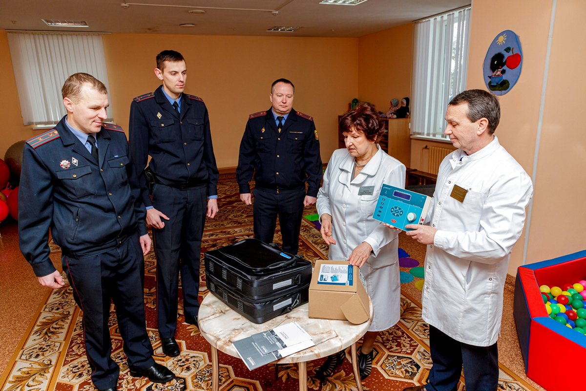 Сотрудники Новополоцкого ГОВД подарили детской поликлинике прибор низкочастотной электротерапии и электрокардиограф