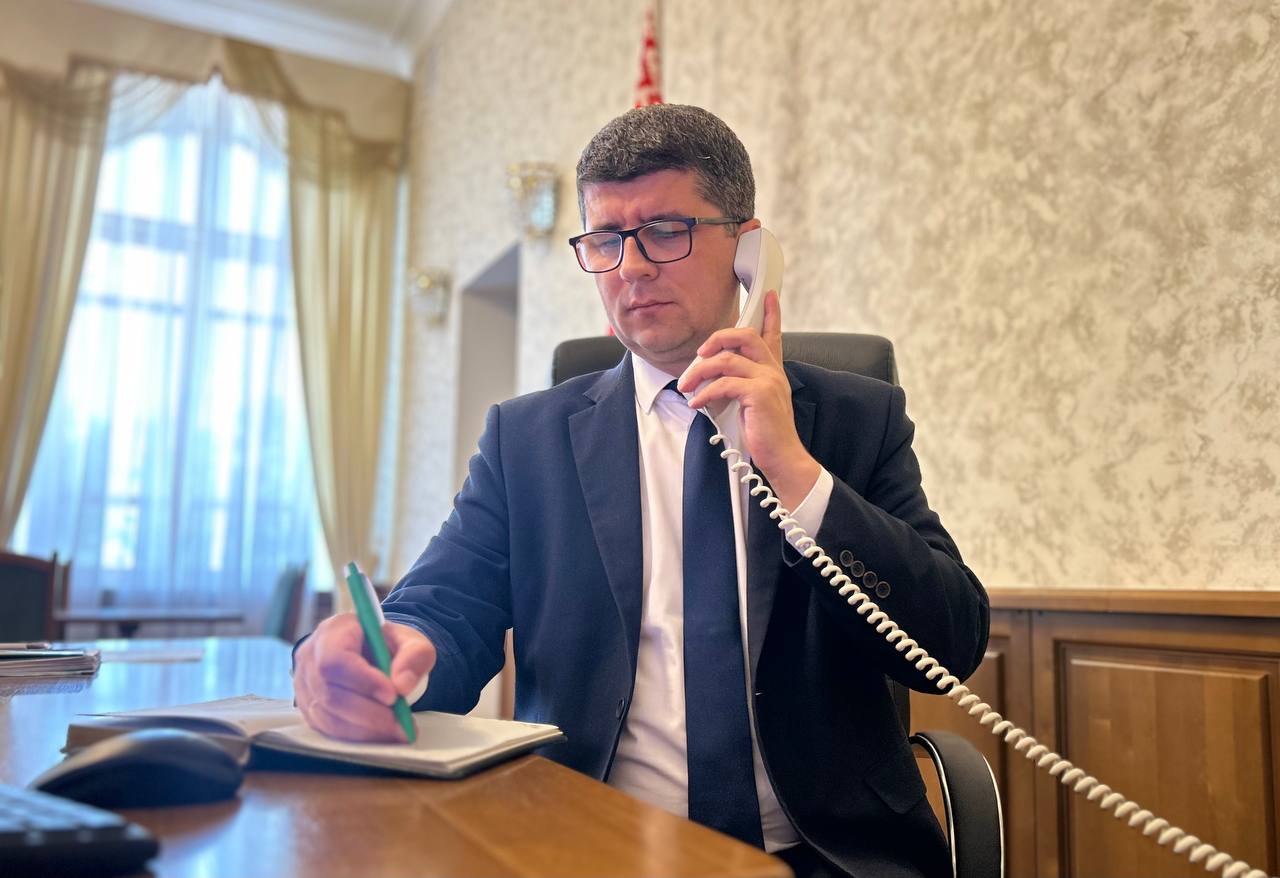 Первый заместитель председателя облисполкома Сергей Левкович провел прямую телефонную линию с жителями региона