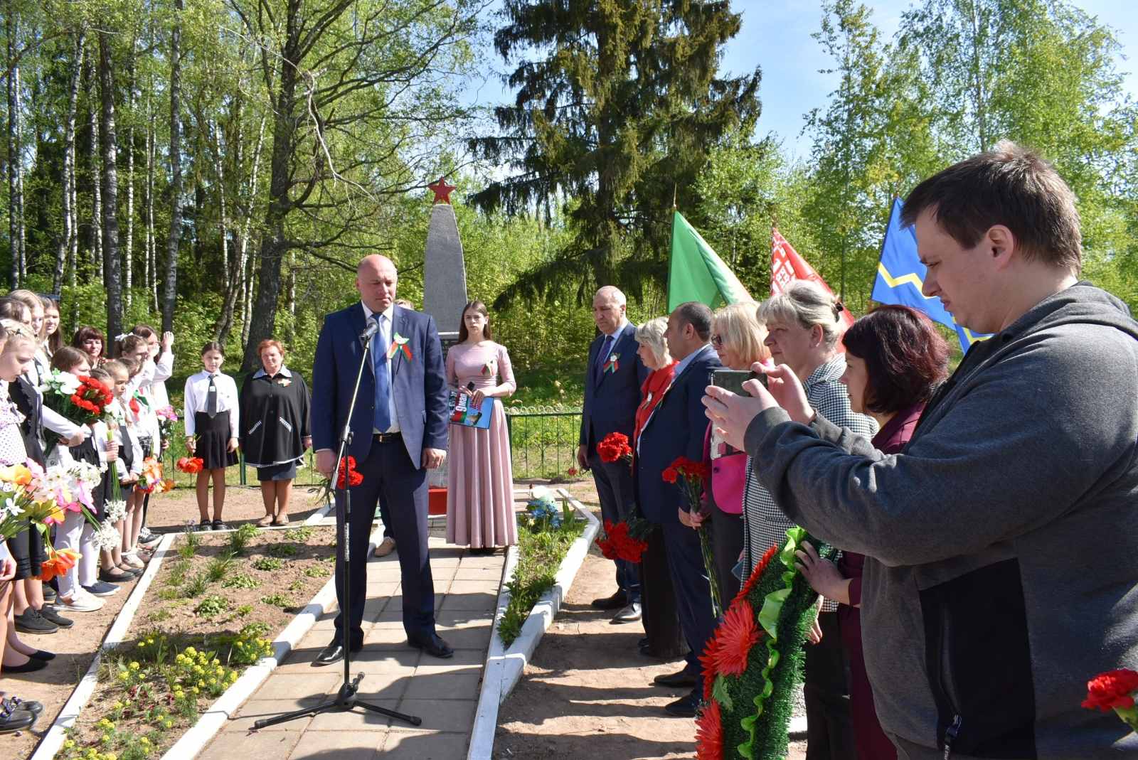 ФОТОФАКТ: В Лиозненском районе при участии делегации из России почтили память погибших в годы ВОВ солдат
