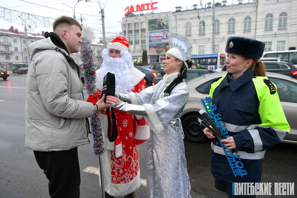Фотофакт: Сотрудники ГАИ области поздравили автолюбителей Витебска с Новым годом