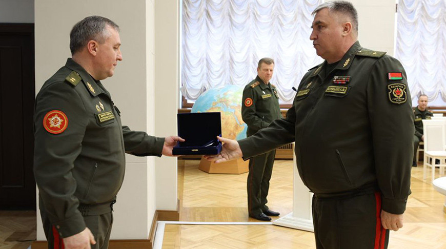 Виктор Хренин наградил белорусских военнослужащих за сотрудничество по линии ОДКБ