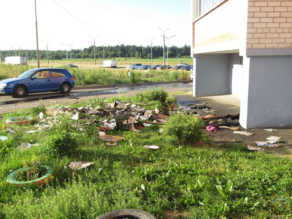 В многоэтажке в Билево в Витебске загорелся балкон, женщина и двое детей в этот время спали