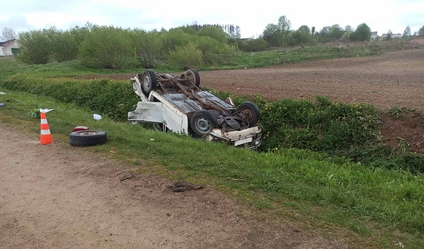 В Витебском районе пьяный мужчина угнал автомобиль и попал на нем в аварию. Пострадали два пассажира