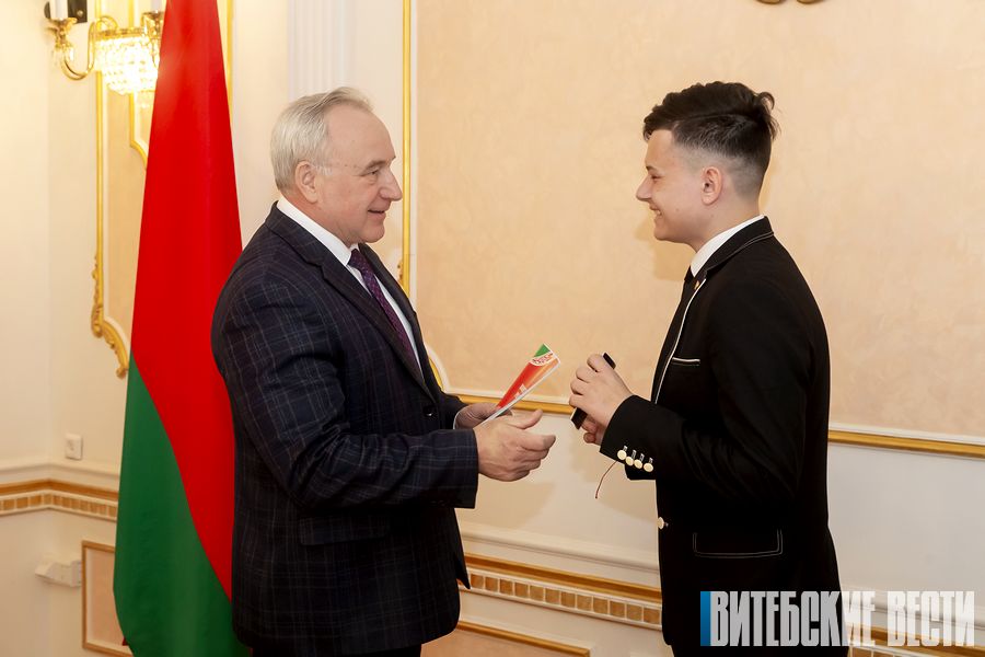 В Витебске торжественно вручили паспорта талантливым школьникам в рамках акции «Мы – граждане Беларуси!»