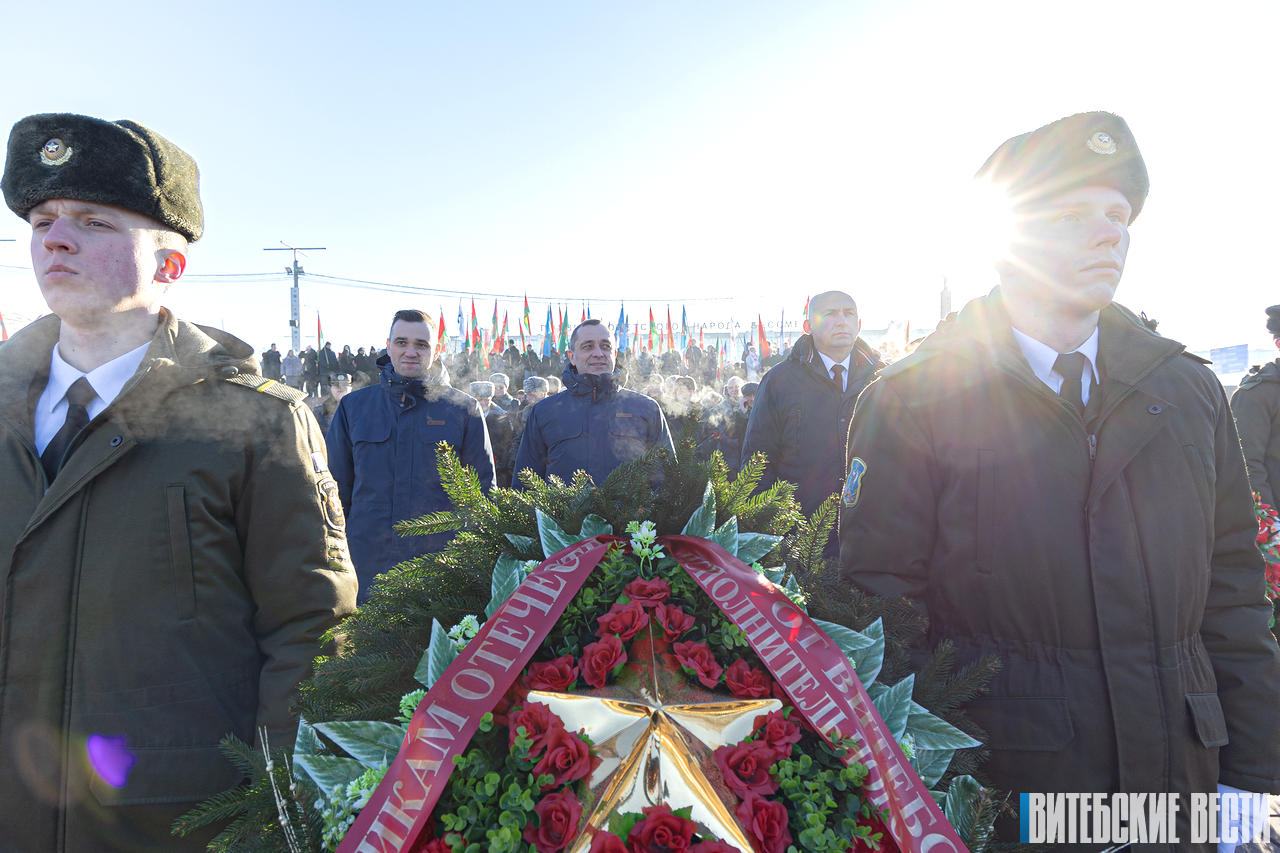 ФОТОФАКТ: В память о героях-защитниках в Витебске возложили цветы к Вечному огню на площади Победы