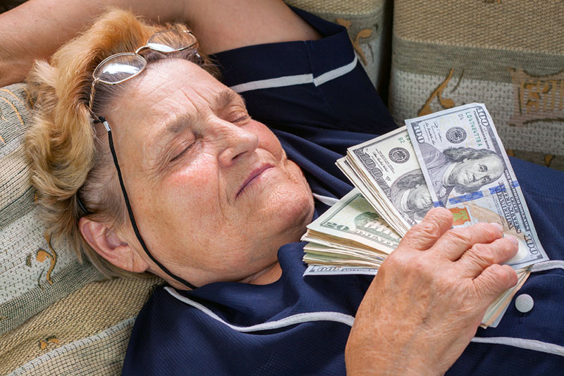 В Витебске женщина вынесла из дома бывшего мужа почти 5 тыс. долларов, пока тот был в запое