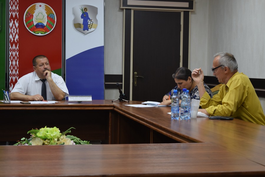 Зарплата + жыллё – і моладзь застанецца: Анатоль Ліневіч правёў ва Ушачах «прамую лінію» і прыём грамадзян
