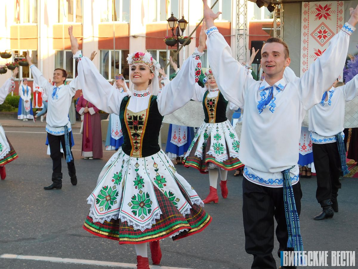 В Поставах проходит международный фестиваль "Звіняць цымбалы і гармонік"