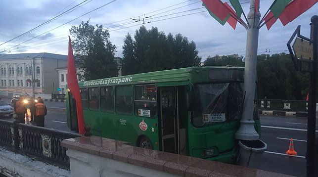 В Витебске пьяный водитель автобуса врезался в столб