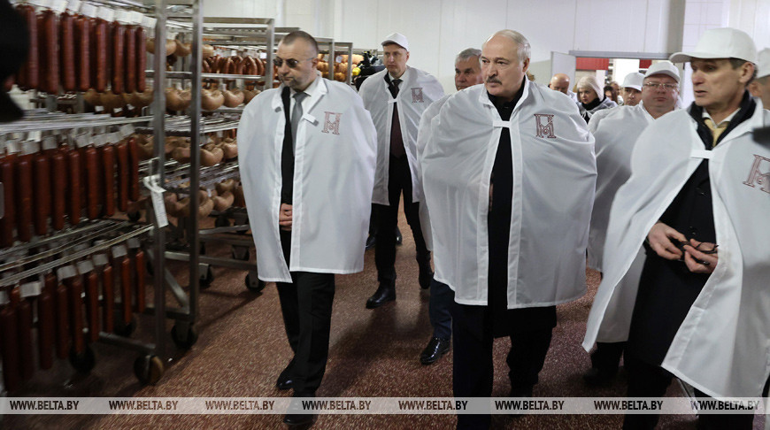 Александр Лукашенко в Глубоком после посещения молочно-консервного комбината и дегустации сгущенки приехал на мясокомбинат