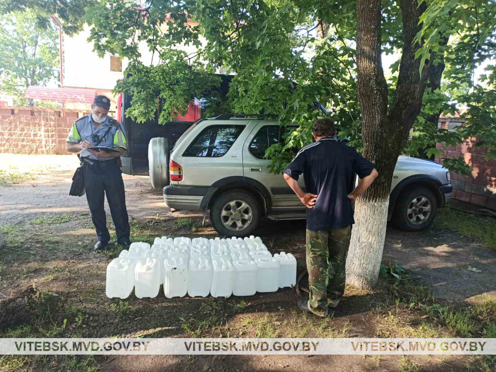 Почти 300 литров спирта изъяли правоохранители у автомобилиста в Верхнедвинском районе