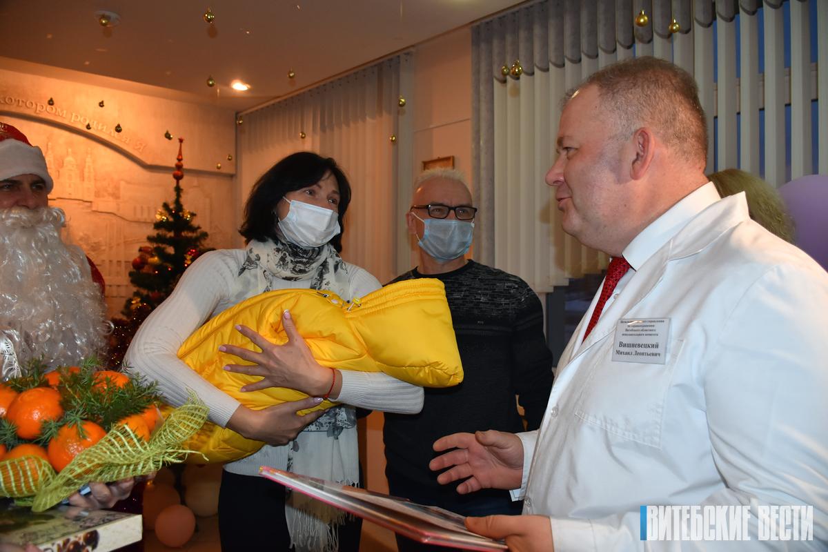 Новогодние поздравления получили мамы в Витебском областном роддоме