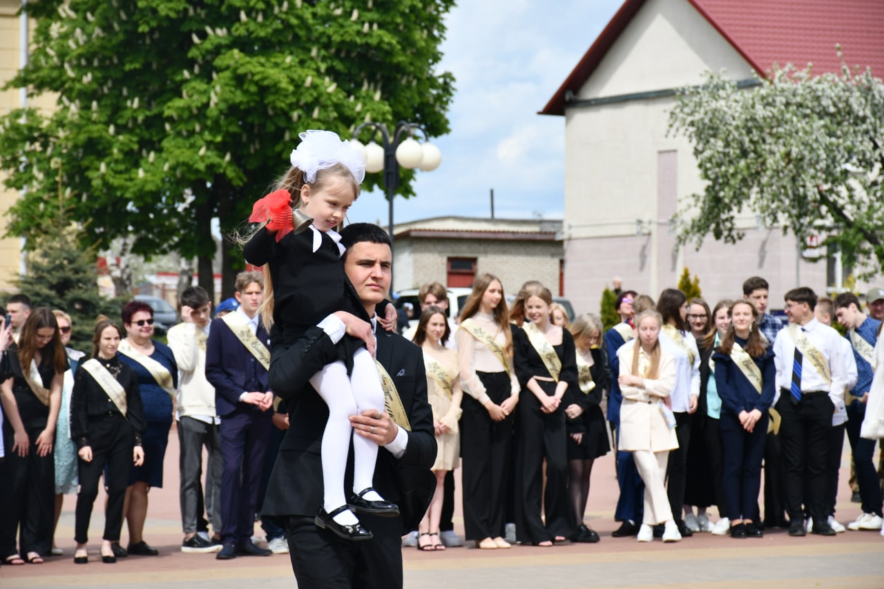 ФОТОФАКТ: в Городке Владимир Терентьев поздравил выпускников с окончанием школы 