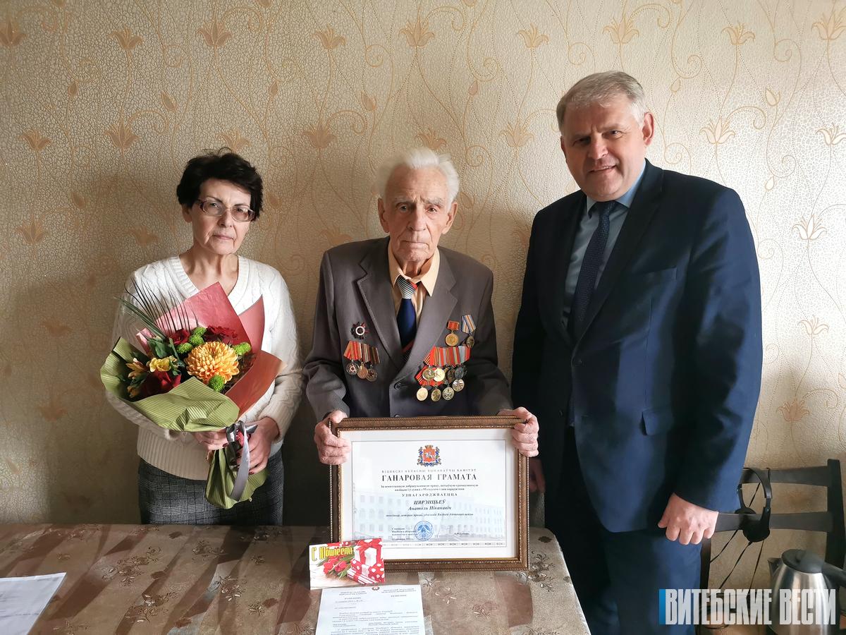 Представители областной власти и общественных объединений поздравили с 95-летием ветерана Великой Отечественной войны Анатолия Терентьева