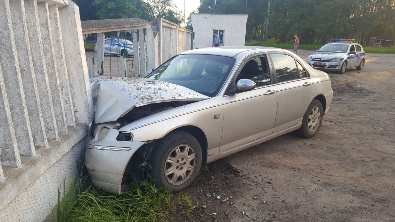 Под Витебском автоледи въехала в бетонный забор