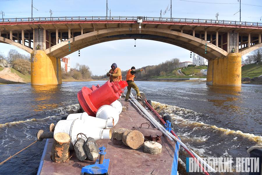 Вместе с речниками на катере по Западной Двине отправились в плавание корреспонденты «ВВ»