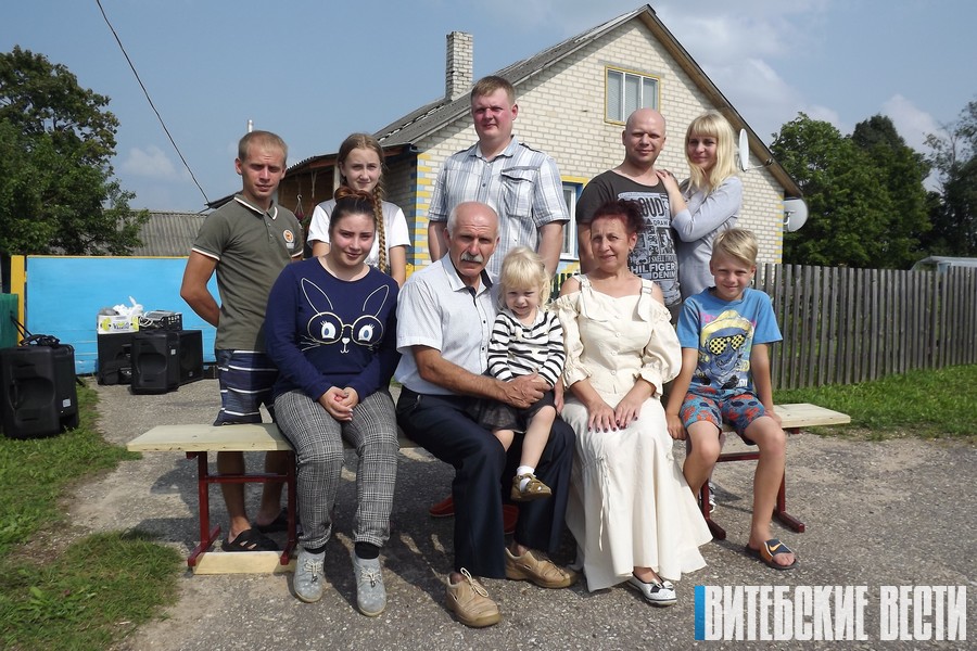 Праздник родного дома – новая традиция агрогородка Ходцы. Четвертьвековой юбилей дома Чепиковых отмечали коллеги и друзья