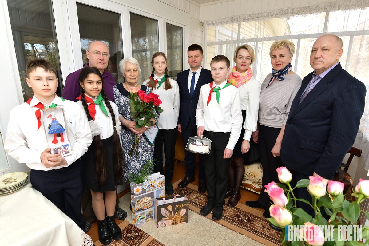 Администрации Первомайского района Витебска поздравила с 80-летием дочь партизанского командира Зинаиду Шмырёву