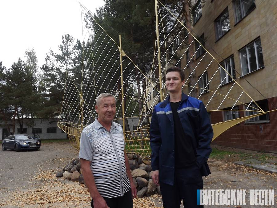 В Витебске возле предприятия «Днепро-Бугский водный путь» установили шестиметровый парусник