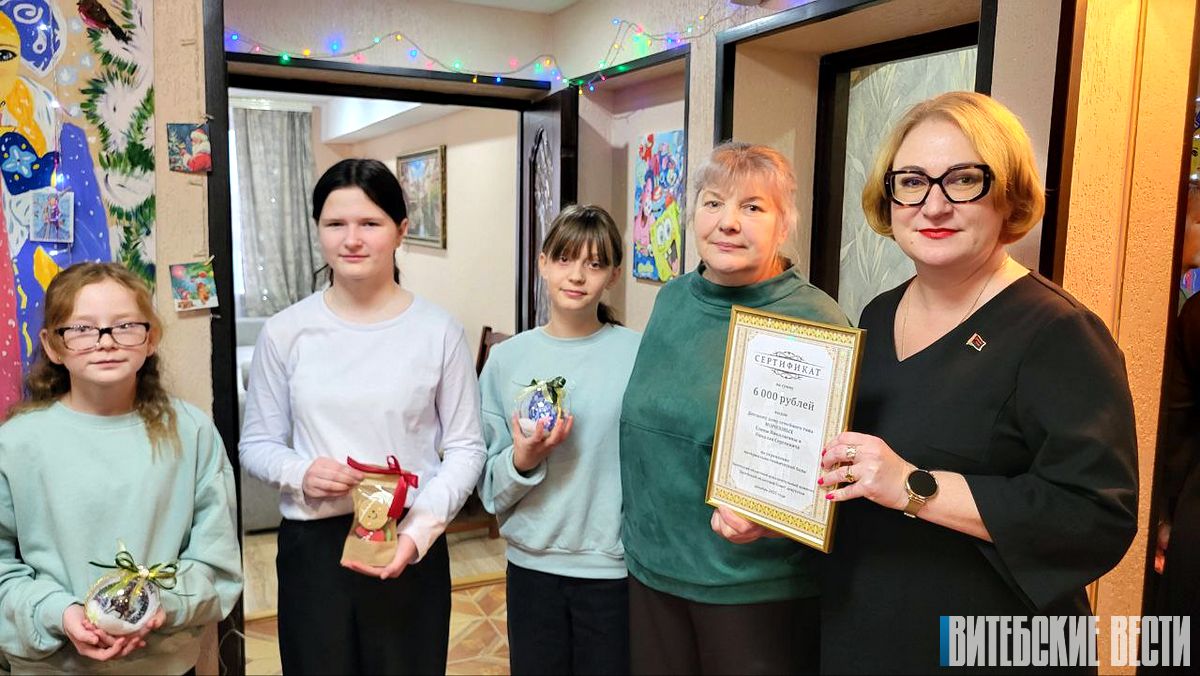 Воспитанники детского дома семейного типа Елены и Николая Морозовых в Орше встречают гостей