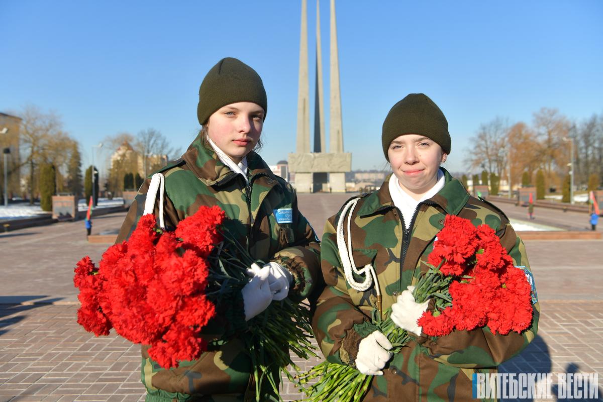 Фотофакт: в Витебске молодежь возложила цветы к мемориальному комплексу в честь советских воинов, партизан и подпольщиков 