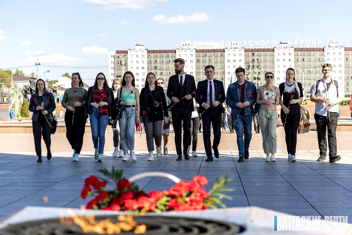 ФОТОФАКТ: Церемония возложения цветов участниками финала республиканского фестиваля «АРТ-вакацыі»
