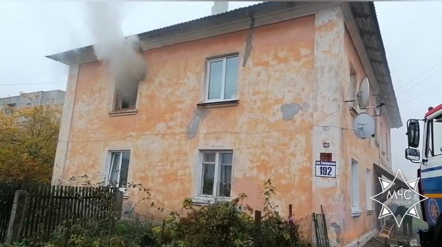 В Витебске сотрудники МЧС спасли детей из квартиры по соседству с горящей