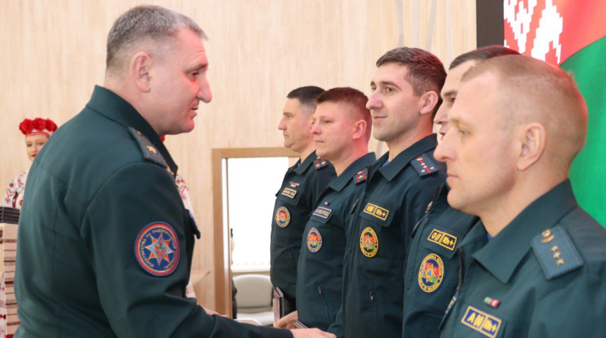 Отличились при ликвидации пожара в витебском торговом центре. Награды от МЧС получили 34 спасателя