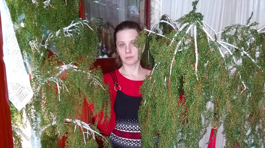 Полоцкая мастерица сплела четырехметровую березу из бисера