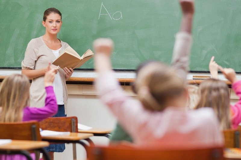 Педагогам на год продлят дополнительные выплаты как молодым специалистам 