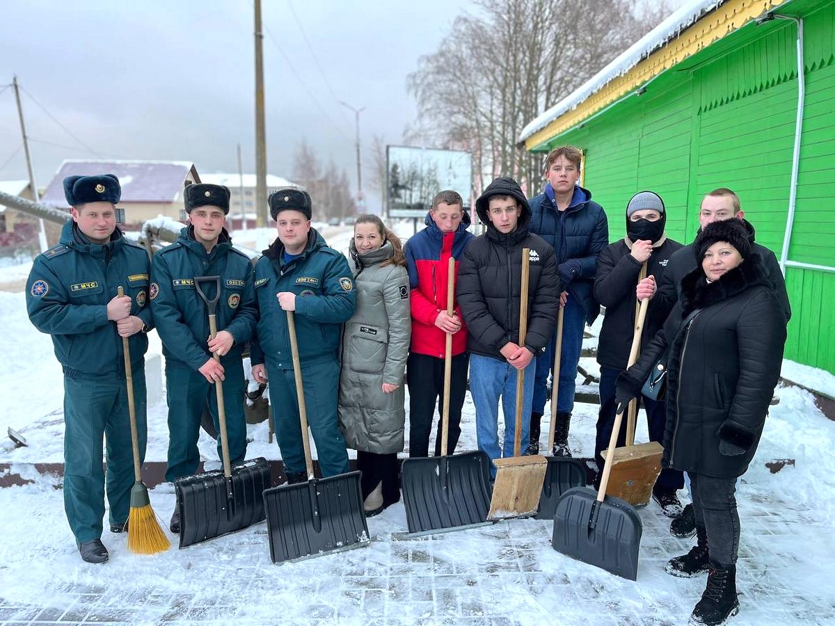 ФОТОФАКТ: как жители Витебской области помогают справляться с последствиями непогоды