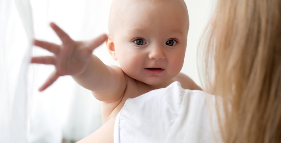 mom and baby reaching-980x500