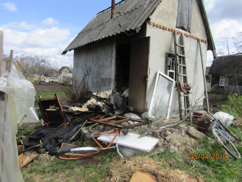 В Новолукомле местные жители спасли из горящего дачного дома своего соседа