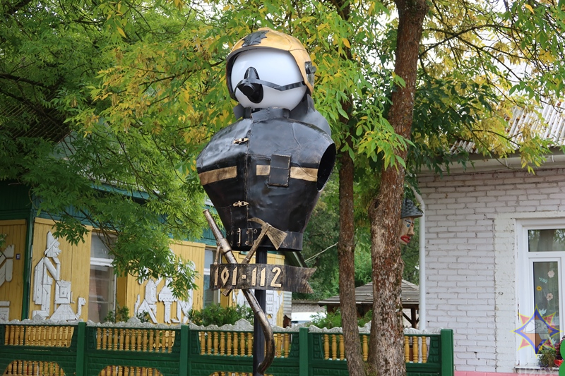 Россоны засветились по-новому: спасатели подарили городу уникальный фонарь в Год благоустройства
