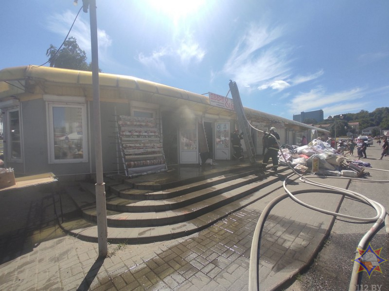 В Орше спасатели ликвидировали пожар торговых павильонов