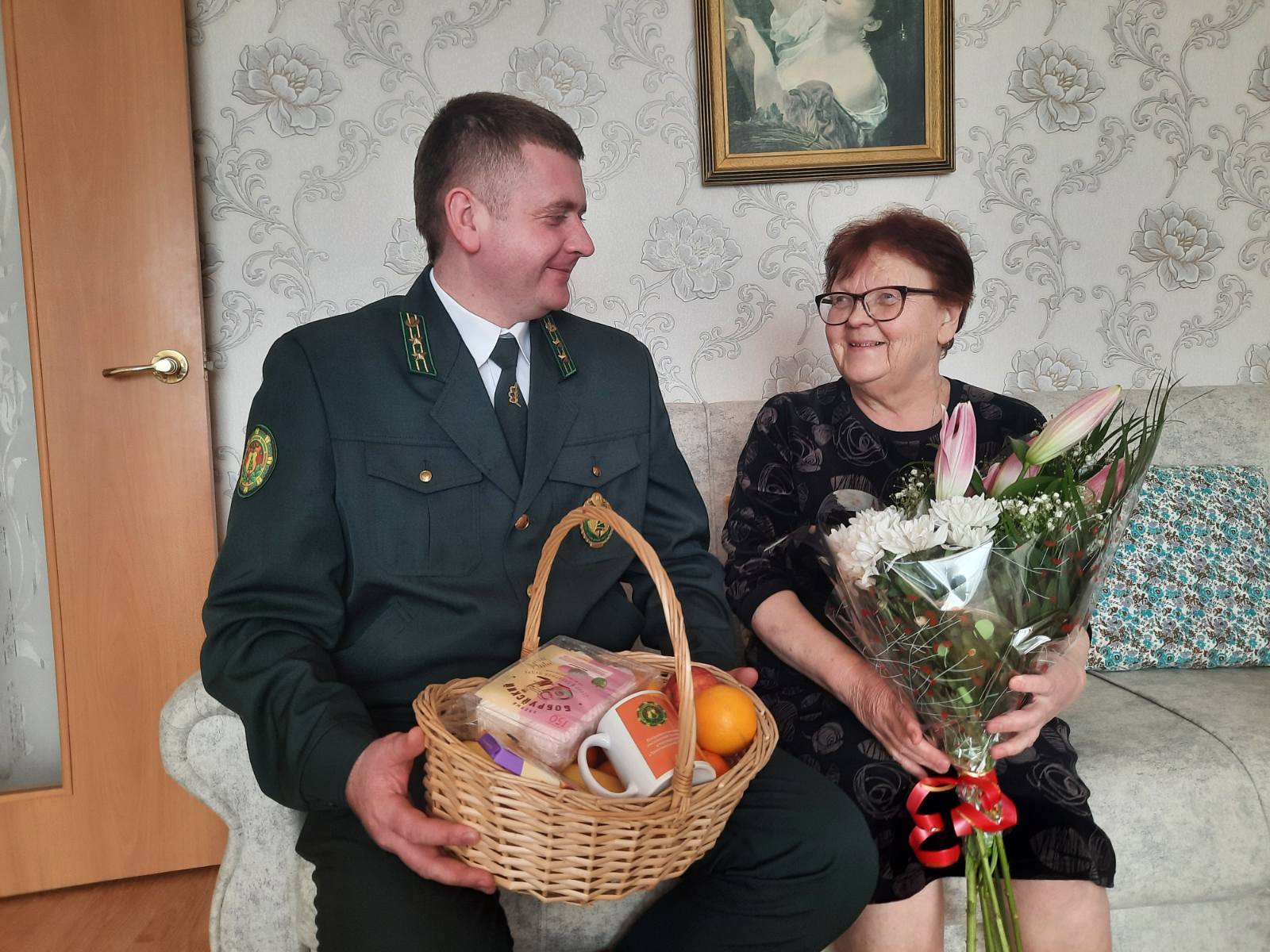 Толочинский лесхоз поздравил с наступающим праздником 8 Марта ветерана лесной службы Марию Плесач